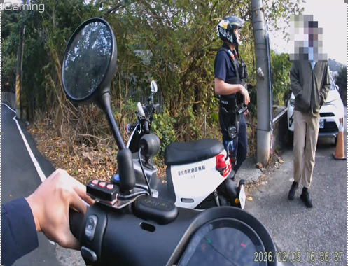 士林分局芝山岩派出所日前接獲報案，一名患有思覺失調症的住院男子，竟趁醫護與家屬不注意時擅自離開陽明醫院。警員劉軒志、黃稟貴鎖定男子於公車站牌出沒，並將男子平安送回醫護及家屬照護。圖/芝山岩所提供