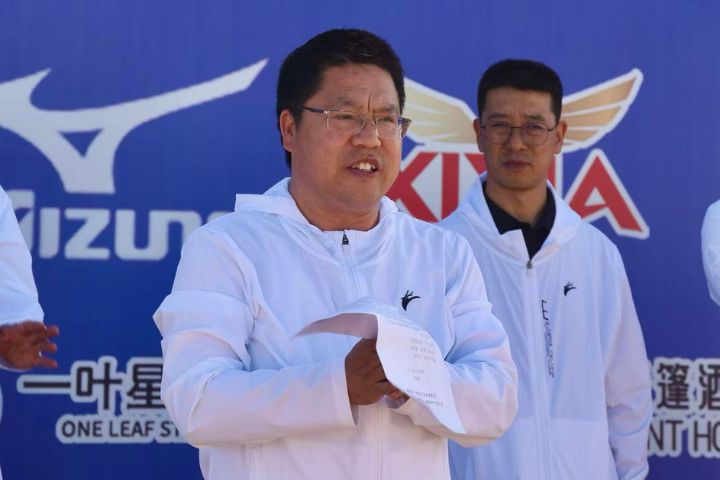 寧夏自治區台辦副主任楊俊宏(前)表示,本屆邀請賽結合沙漠地景與慢速壘球運動特色,打造具有地方特色的兩岸青年交流平台。圖/記者陳思豪攝