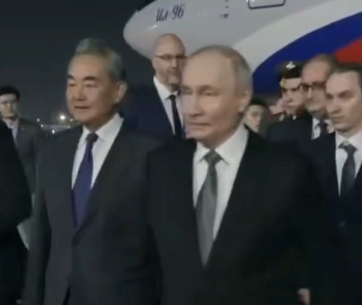 俄羅斯總統普丁今（19）日晚間11時10分搭乘專機抵達北京，由中共政治局委員兼大陸外長王毅代表接機。圖/取自中新視頻