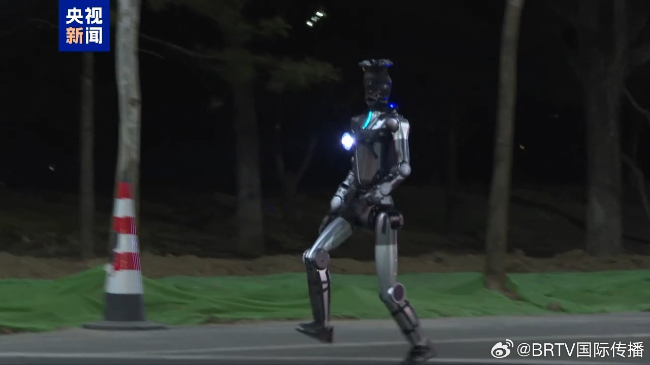 人形機器人半程馬拉松，賽前訓練已陸續展開。3月中旬晚間至凌晨，多款人形機器人於亦莊街區進行「夜跑」測試。圖/取自央視