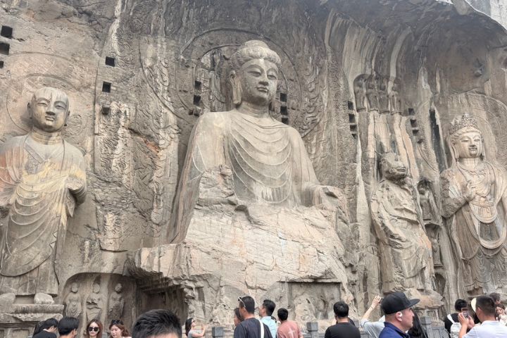 盧舍那大佛位於西山奉先寺，高達17.14公尺，是龍門石窟規模最大、藝術成就最高的代表作。圖/記者陳素貞攝