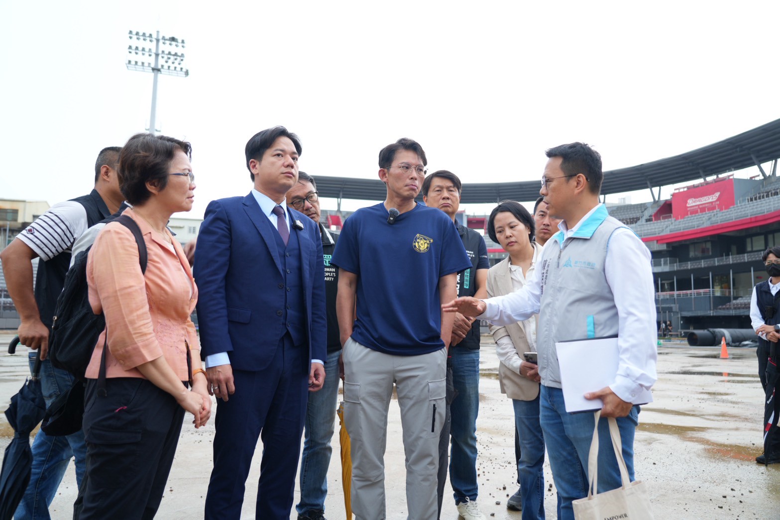 白營考察新竹棒球場：「把土挖去賣、再回填廢棄物」 黃國昌批垃圾手法