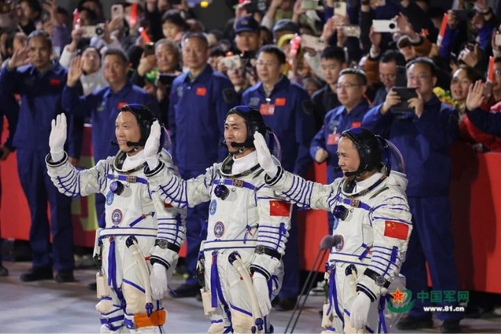 10月31日晚,大陸神舟21號太空人張陸(右)、武飛(中)、張洪章在出征儀式上。圖/取自中國軍網