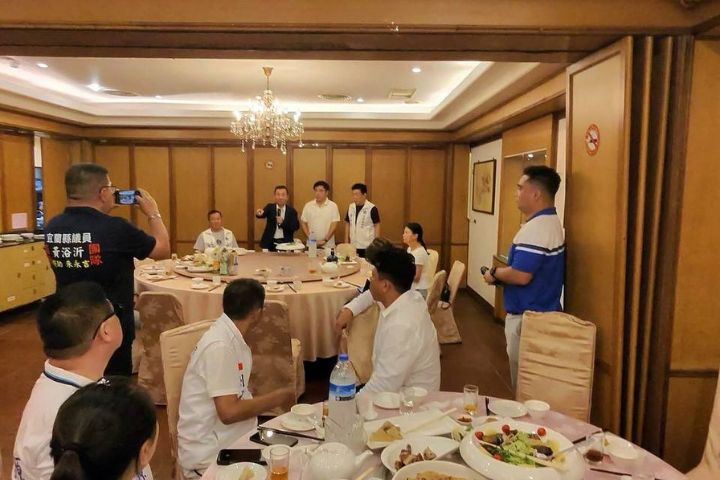 國民黨主席候選人郝龍斌5日因在花蓮協助救災，不克出席黨中央辦理的政見發表會，卻被國民黨中央委員黎子渝爆料，郝龍斌當天參與宜蘭餐敘。圖/取自黎子渝臉書