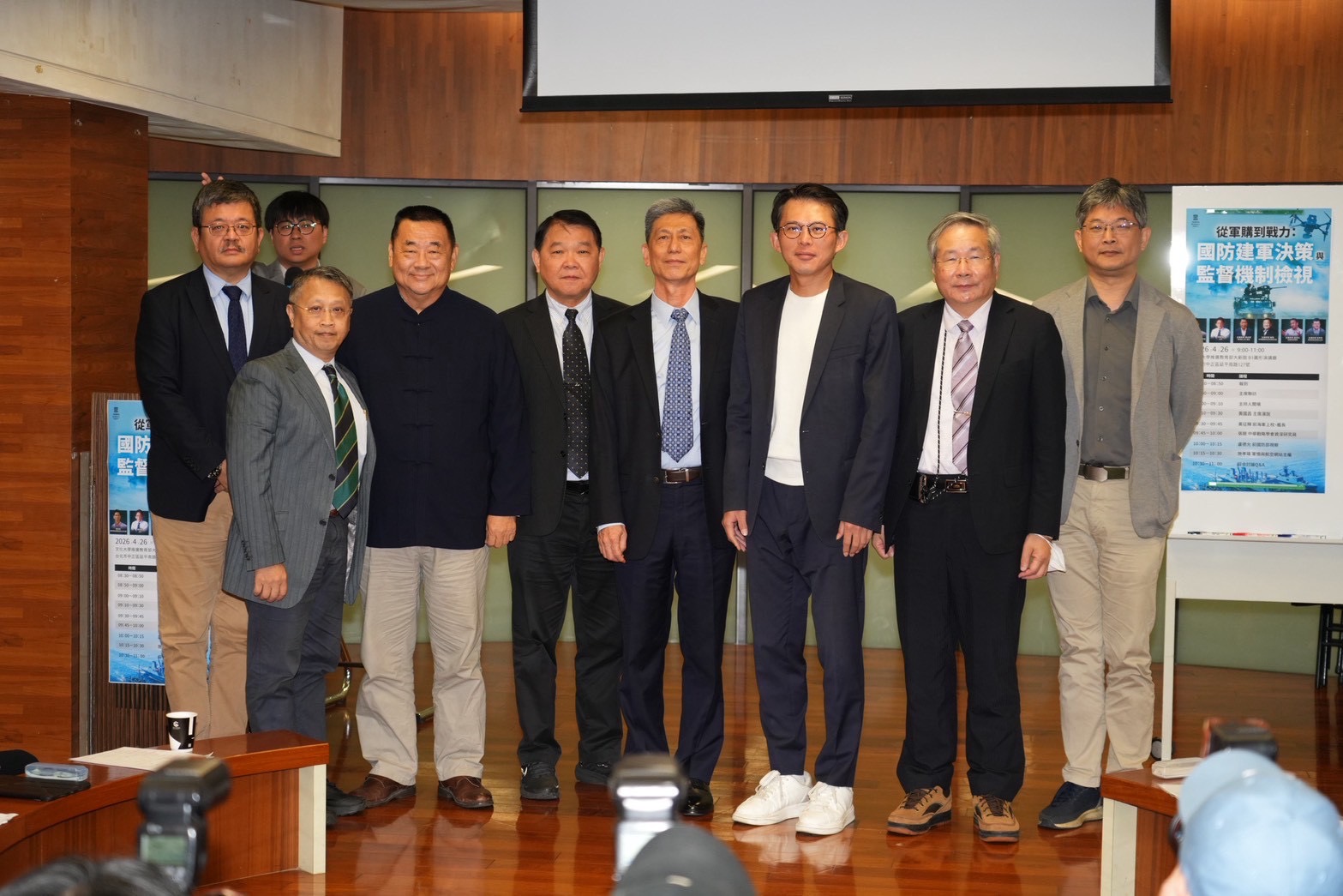 民眾黨主席黃國昌（右三）26日出席國防論壇並表示，目前沒看到國民黨8100億元的軍購版本。圖/民眾黨提供