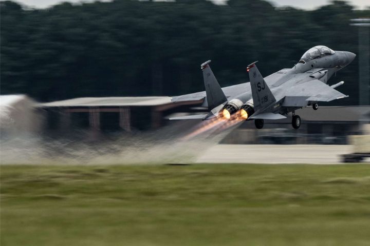 美軍F-15E「打擊鷹」(Strike Eagle)戰機,近日在對伊朗軍事行動遭擊落。圖/取自美國空軍