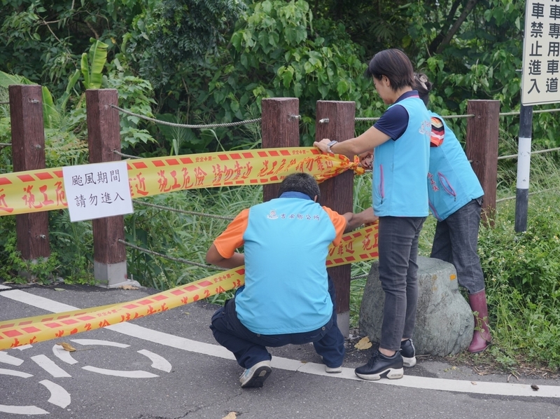 颱風山陀兒持續接近台灣，花蓮縣吉安鄉1日封鎖光華河岸自行車步道，避免民眾在颱風來襲期間闖入發生危險。圖／中央社