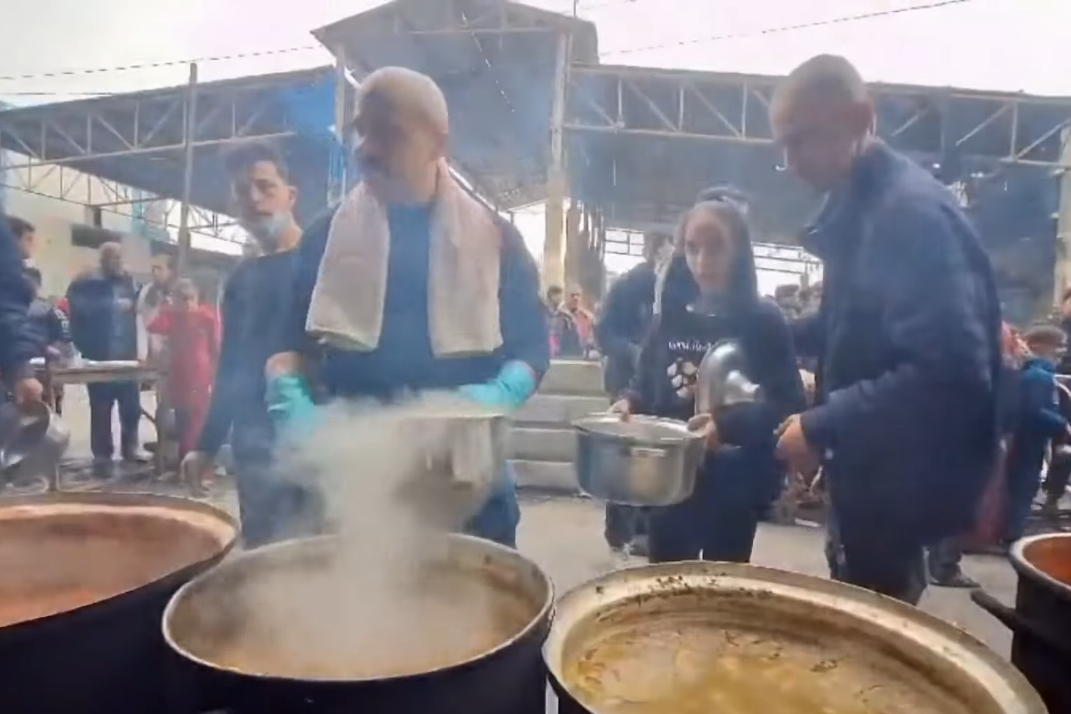 加薩粥湯廚房每天烹煮的熱粥湯，可能是加薩災民唯一取得熱食的管道。圖/取自NBC《YouTube》官方頻道