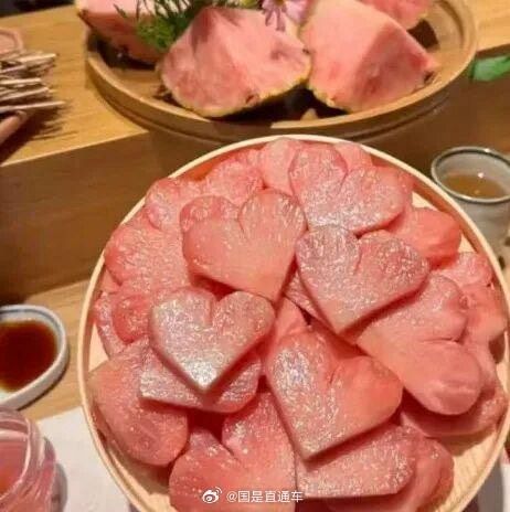   商家宣稱粉菠蘿甜度可達18至22°、帶有「糖果或蜜桃香氣」，但實際銷售端的說法相對保守。圖/取自國是直通車