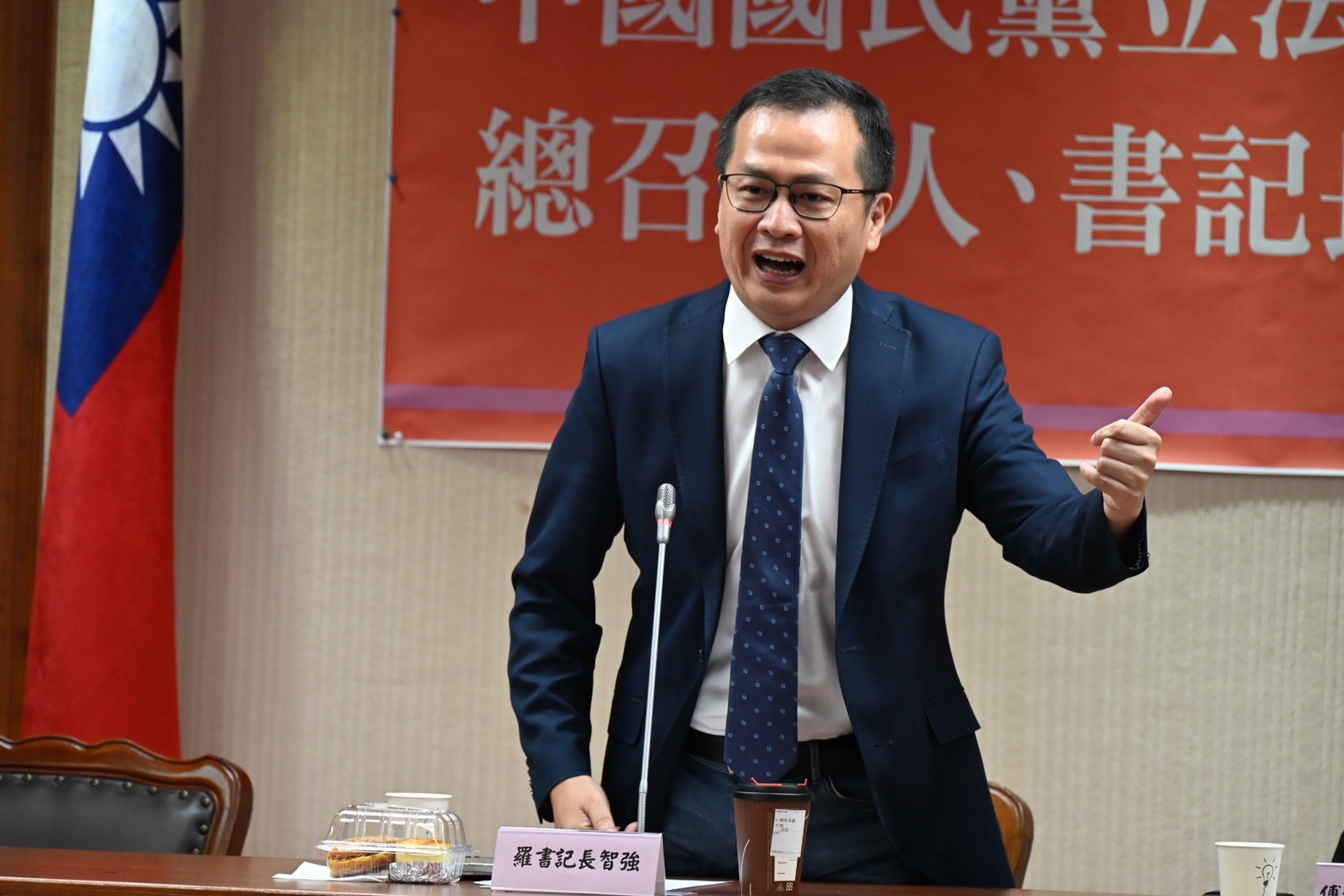國民黨團1日舉行黨團幹部就職典禮，新任書記長羅智強首次透露，根據他4月時做的民調，大罷免台北市會掉4席，包括他自己及藍委王鴻薇、徐巧芯、李彥秀，只有賴士葆存活。圖/國民黨團提供