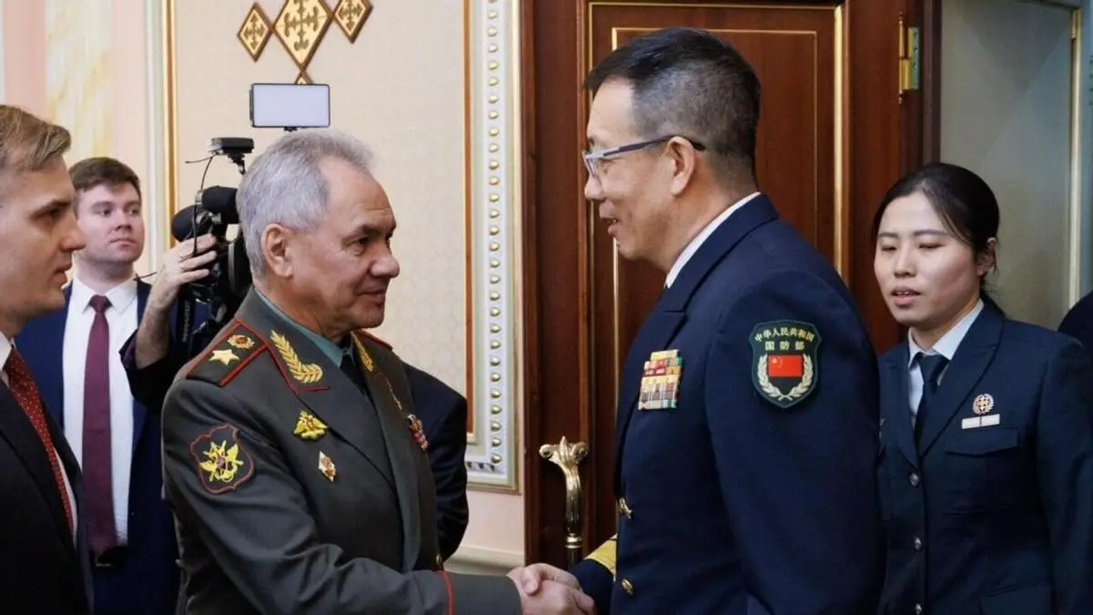 圖為去年俄羅斯國防部長紹伊古(左)與大陸國防部長董軍晤面。圖/取自搜狐