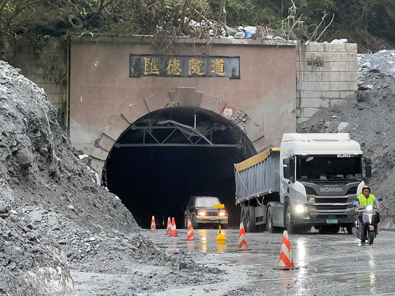 交通不便已經重創花東經濟，尤其花蓮觀光產業最嚴重。颱風凱米重創花蓮北上交通，圖為當時蘇花路廊搶通放行。圖/中央社