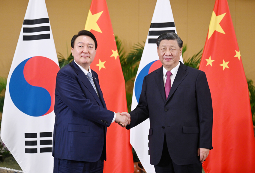 習近平繼本月4日發出對當選總統的李在明賀電後，不到一週再與李在明通電話。習近平曾在2014年訪韓，但時隔11年未再訪問韓國。圖為2022年11月習在印尼峇里島會見時任韓國總統尹錫悅。圖／取自人民網