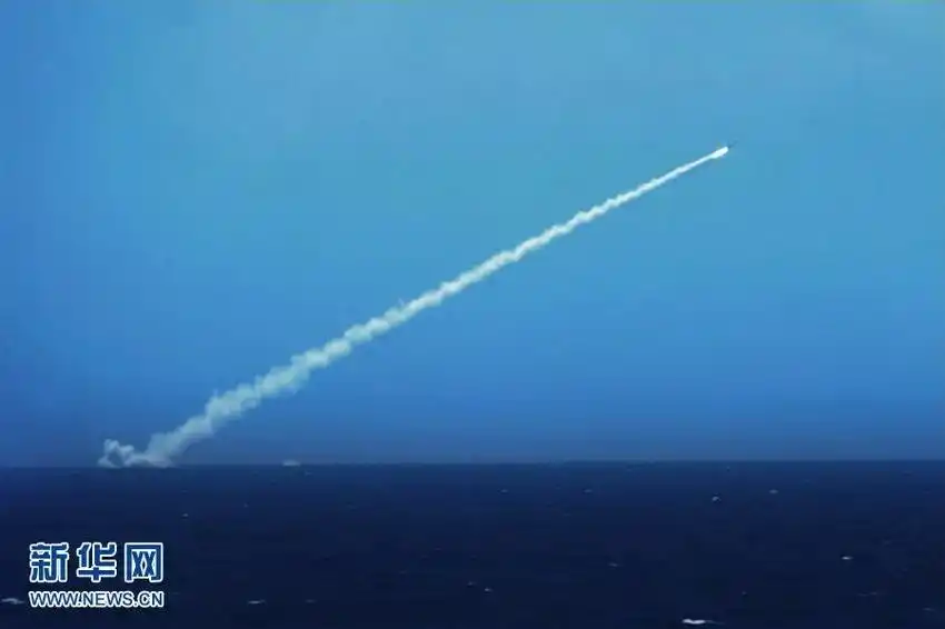 中國海軍東海艦隊潛艇水下發射導彈出水瞬間。在高天雲論文的打擊方案中，潛艇部隊承擔第一波突襲任務——前出至航母戰鬥群週邊，以高超音速飛彈優先清除編隊中的「宙斯盾」平臺，為後續蜂群攻擊撕開防禦缺口。圖／取自新華社