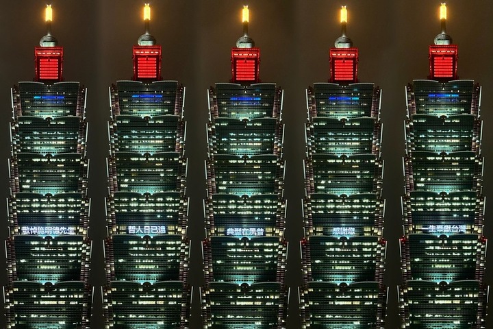 台北101大樓今晚點燈悼念施明德先生。圖/取自中央社