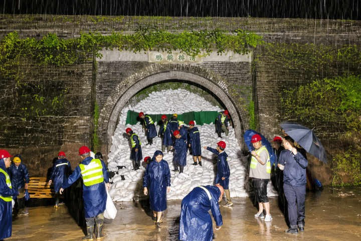 巴威兵臨城下！習近平發指示　陸祭最高級暴雨紅色預警　200萬人大撤