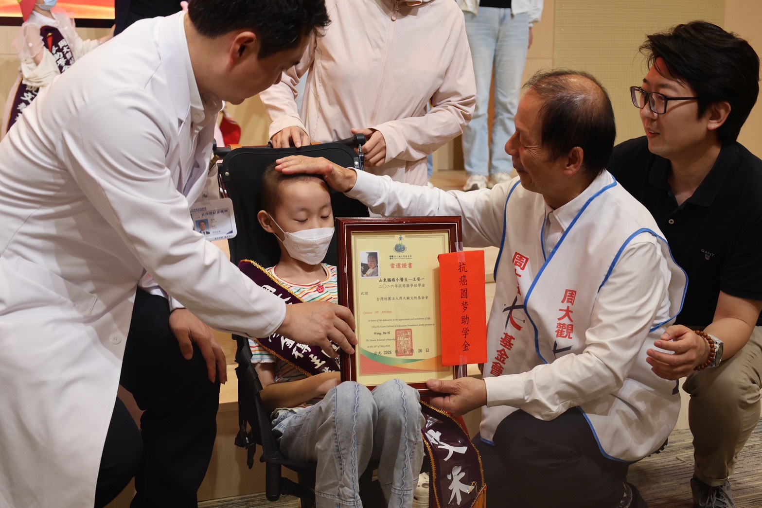 周大觀文教基金會頒發「抗癌圓夢助學金」予10位大陸抗癌小鬥士，用行動落實「兩岸一家．讓愛起飛」。圖/周大觀文教基金會提供
