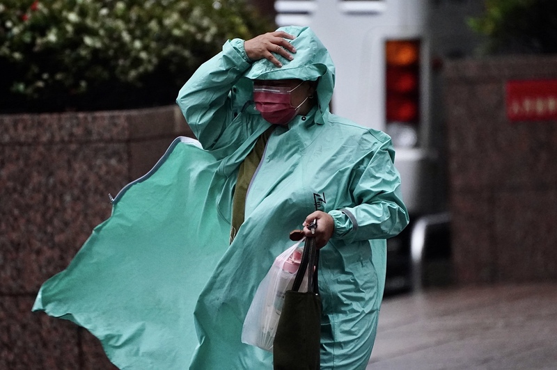 颱風康芮強襲台灣，全台嚴陣以待。高雄市區31日傍晚強風驟雨，苓雅區街頭民眾乾脆放棄撐傘，直接穿著雨衣外出。圖／中央社