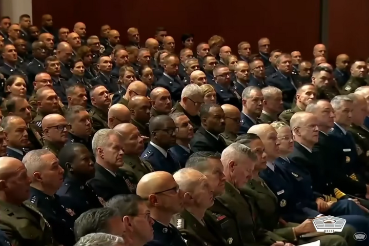 現場聆聽演講的不少美軍軍官表情冷峻，氣氛與川普平日造勢場合的熱烈相較格外安靜。圖/翻攝自Department of War YouTube頻道