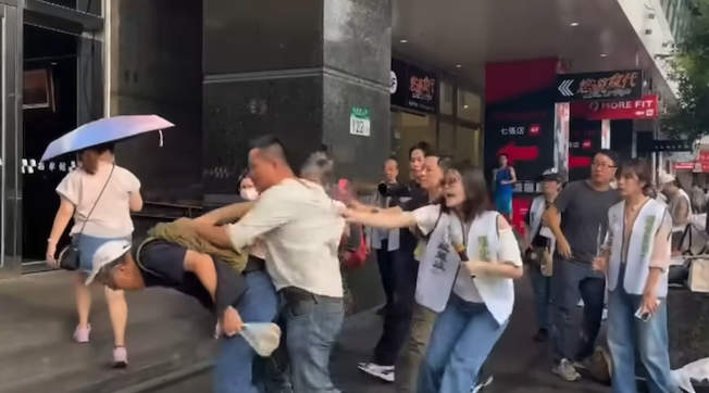 在3日下午的「新北拔羅波」街講活動，竟然出現全武行。一名男子（左三）痛毆一位老人家（左二）。圖／取自Yahoo影片