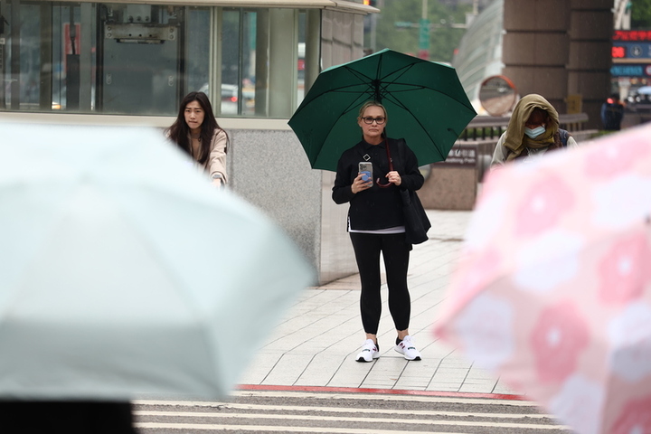 今天各地仍偏濕冷，明起轉為乾冷。圖/取自中央社