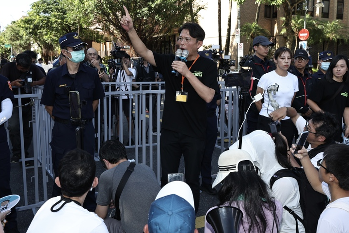 接妻輕生噩耗彭振聲崩潰痛哭 黃國昌怒嗆：台灣司法淪賴清德鷹犬！