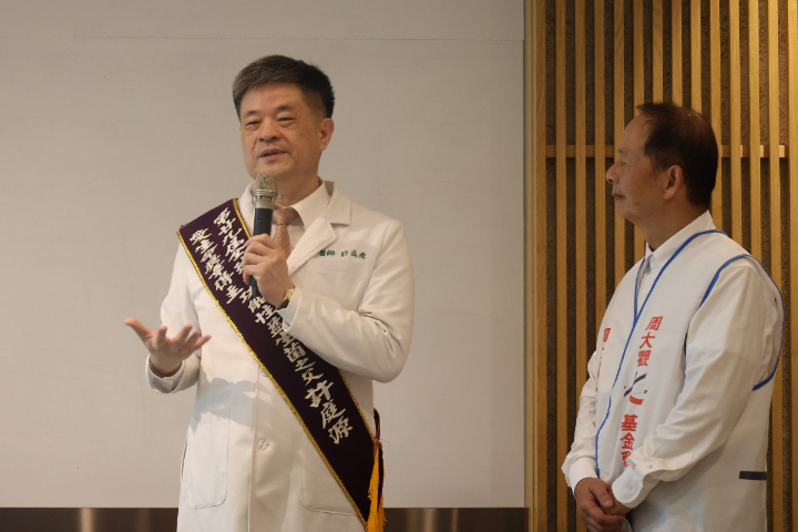 許庭源分享其長年推動的「沒有傷害的藥」醫療理念。圖/周大觀文教基金會提供