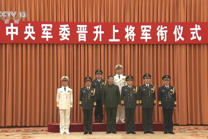 中共中央軍委經過幾輪整肅後,含上月24日宣布審查的軍委第一副主席張又俠(前右三)在內,如今僅剩二人。圖/取自央視網