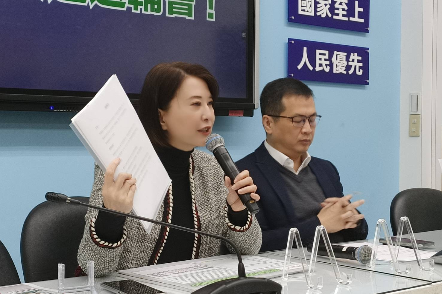 王鴻薇揭經濟部轄下基金會成綠「敗選退輔會」！名單驚見創意私房「高級會員」