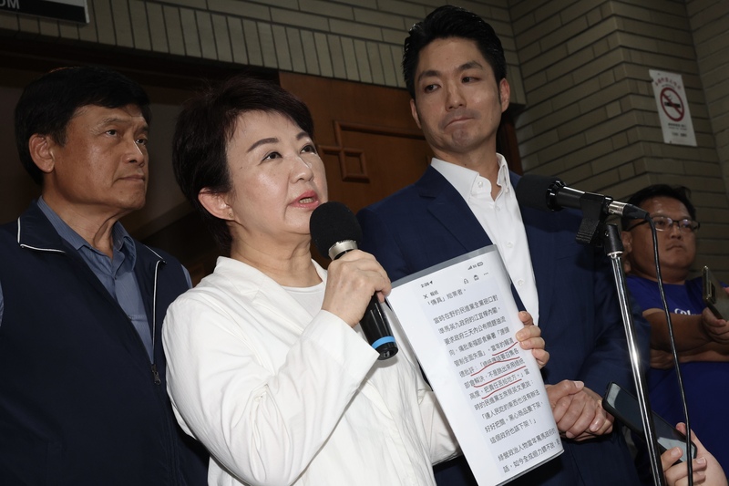 台中市長盧秀燕(左2)21日北上出席行政院「食品安全衛生管理法」部分條文修正草案審查會議,會前受訪回應媒體提問。左3為台北市長蔣萬安。圖/中央社