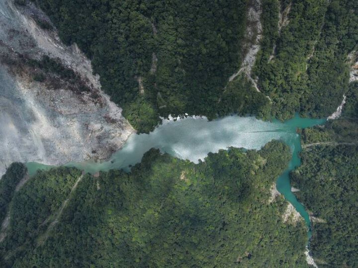 農業部林業及自然保育署花蓮分署監測數據顯示,萬里溪堰塞湖已達總庫容量近97%,中央災害應變中心16日下午3時發布紅色警戒。圖/中央社、林業及自然保育署花蓮分署提供