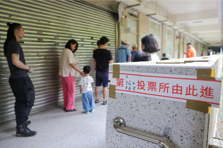圖為立委罷免案投票日，不少民眾26日上午前往台北市三民國中投開票所排隊投票。圖/中央社