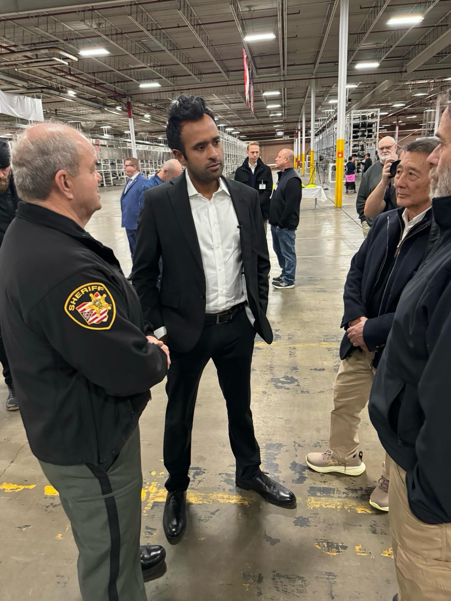 將競選俄亥俄州州長且獲川普背書的拉馬斯瓦米(中)三年前即曾公開表示,「2028年前,美國對台灣的承諾是堅定的。但2028年後美國將實現半導體獨立,屆時對台承諾會顯著降低。」圖/取自Vivek Ramaswamy FB