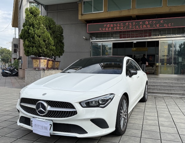 高雄檢警破獲一個跨國洗錢集團，圖為查扣的賓士汽車。圖/警方提供