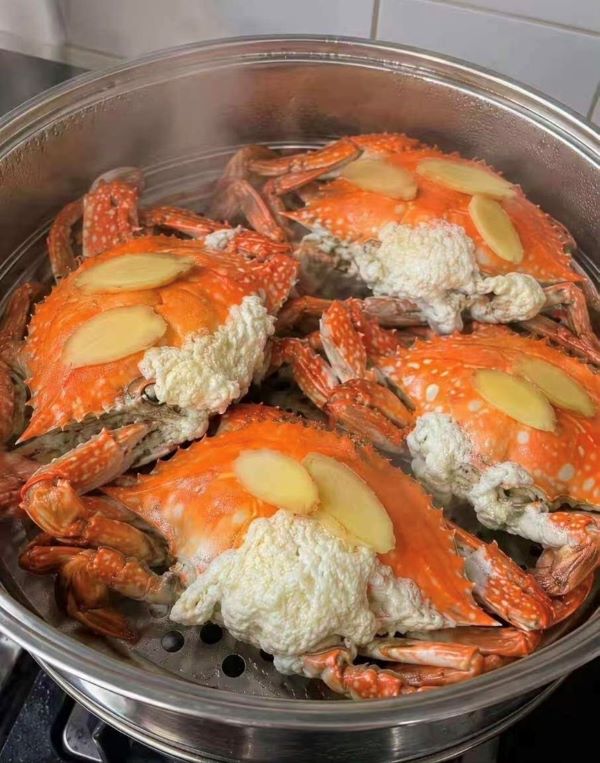 螃蟹經過高溫蒸煮，血液中的蛋白質受熱變性、凝固，便可能形成白色固體，看起來就像一團團煮熟的蛋白。圖/取自生活家程程微博