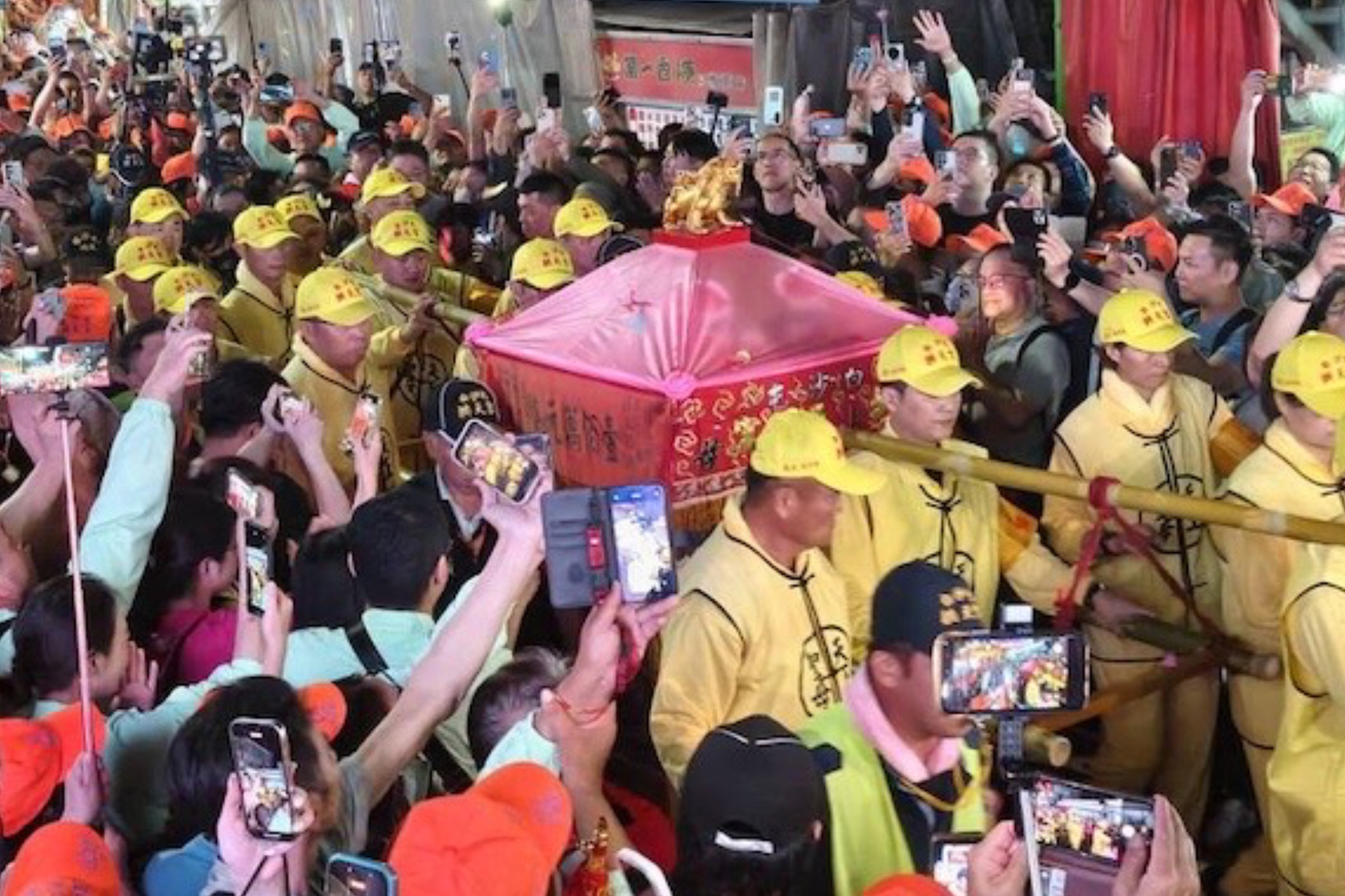 46萬人報名破紀錄！白沙屯媽祖「粉紅超跑」出發　全台瘋遶境