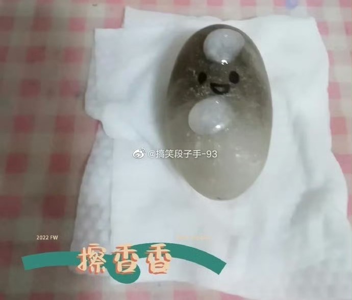 養石頭，給它洗澡、擦護膚乳。圖/取自搞笑段子手-93微博