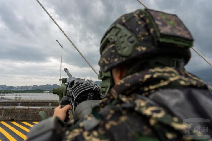 「漢光42號」反空機降演練，官兵駕駛搭載20公厘機砲與40公厘榴彈槍悍馬車，迅速就戰術位置完成防空火網編成圖/取自軍聞社