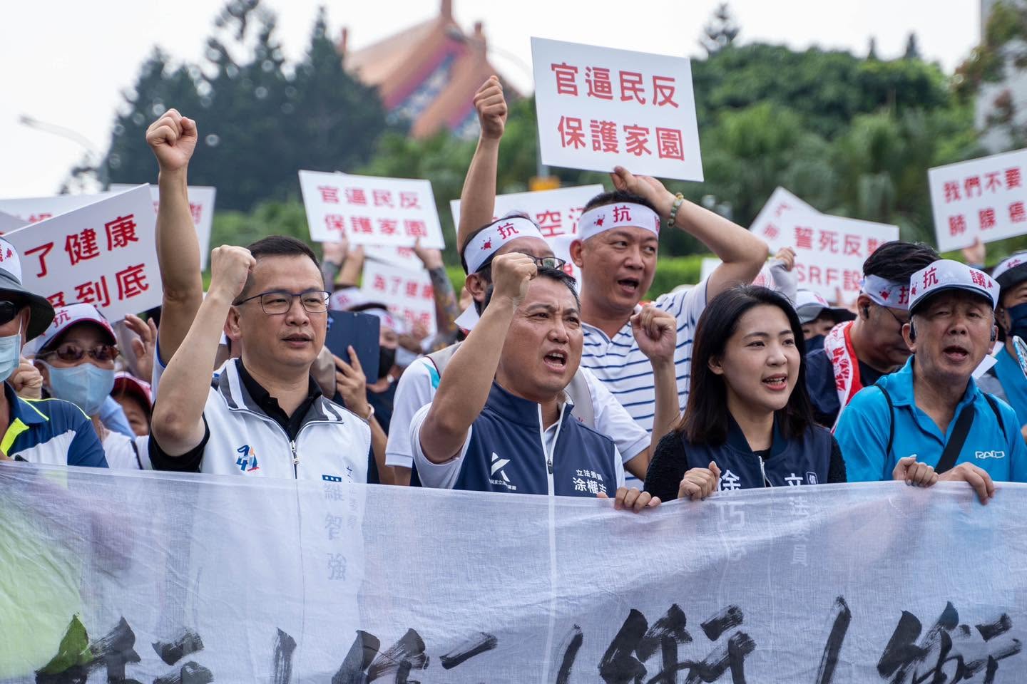 桃園市觀音區民眾不斷對SRF設廠表達不滿與反對，市長張善政拍胸脯保證，只要他當一天市長，SRF就不會在桃園建廠。圖／取自羅智強 臉書