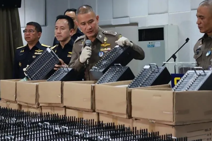 泰國警方先前展示了攔截的衛星網路硬體。圖/取自泰國皇家警察中央調查局官方《推特》