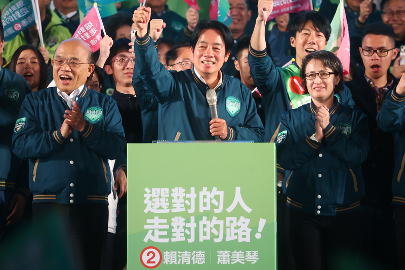 總統候選人賴清德（中）從台南趕到新北，登台演說呼籲民眾支持。前右為民進黨副總統候選人蕭美琴。圖/中央社