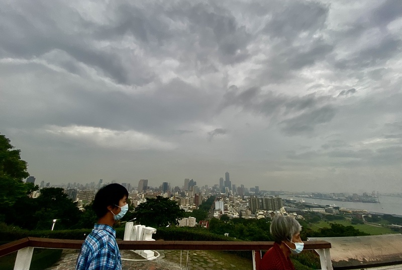 山陀兒即將登陸台灣，將為南部及花東地區帶來強風豪雨。圖為高雄市天空9月30日傍晚布滿烏雲。圖／中央社