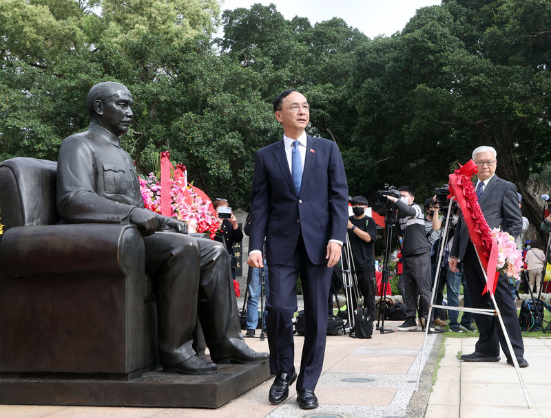 孫中山提倡「平均地權」達到均富的天下為公理想。圖為國民黨主席朱立倫12日到國父紀念館獻花致敬。圖/中央社