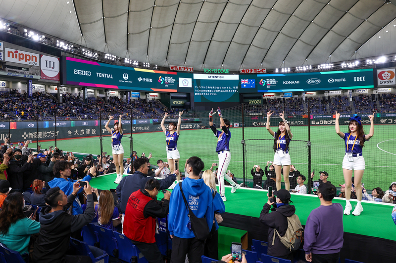 上午11時由中華隊迎戰澳洲隊。台灣啦啦隊入場預先與球迷練習加油應援口號。圖/中央社