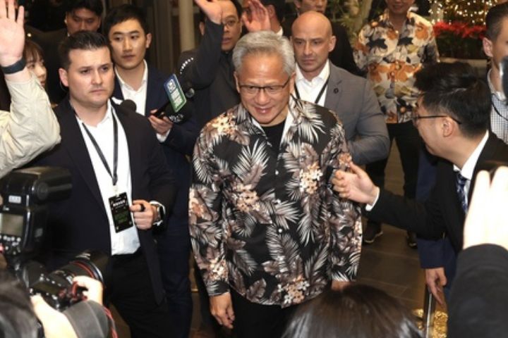   輝達（NVIDIA）30日在南港展覽館二館舉辦台灣分公司尾牙，輝達執行長黃仁勳（中）一改招牌黑皮衣裝扮，改穿夏威夷風格的黑色花襯衫亮相。圖/中央社