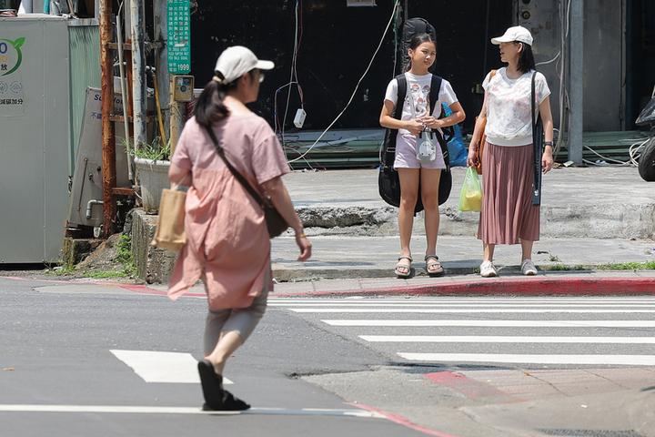 鋒面接近山區宜花防較大雨勢　周末全台有雨