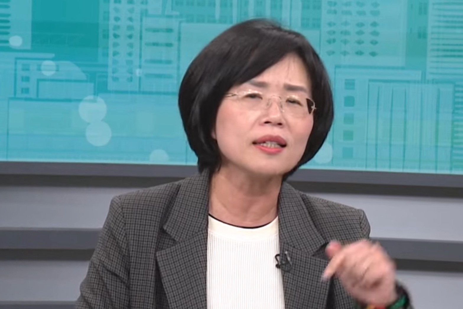 現任民進黨立委蘇巧慧多次參與主持人徐國勇的政論節目錄影。圖/取自天下第一勇YT