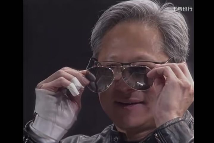 AI重新製作後，原本在舞台上勁歌熱舞的麥可·傑克森變成身穿招牌皮衣的黃仁勳。圖/翻攝自bilibili「王與也行」影片