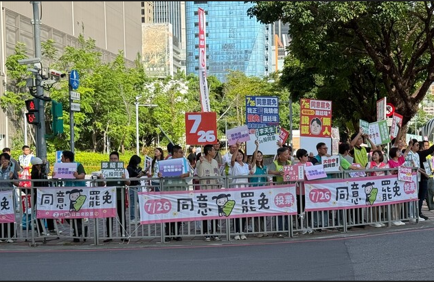 民進黨台中市議會黨團25日在街頭宣傳罷免藍委。圖/中央社