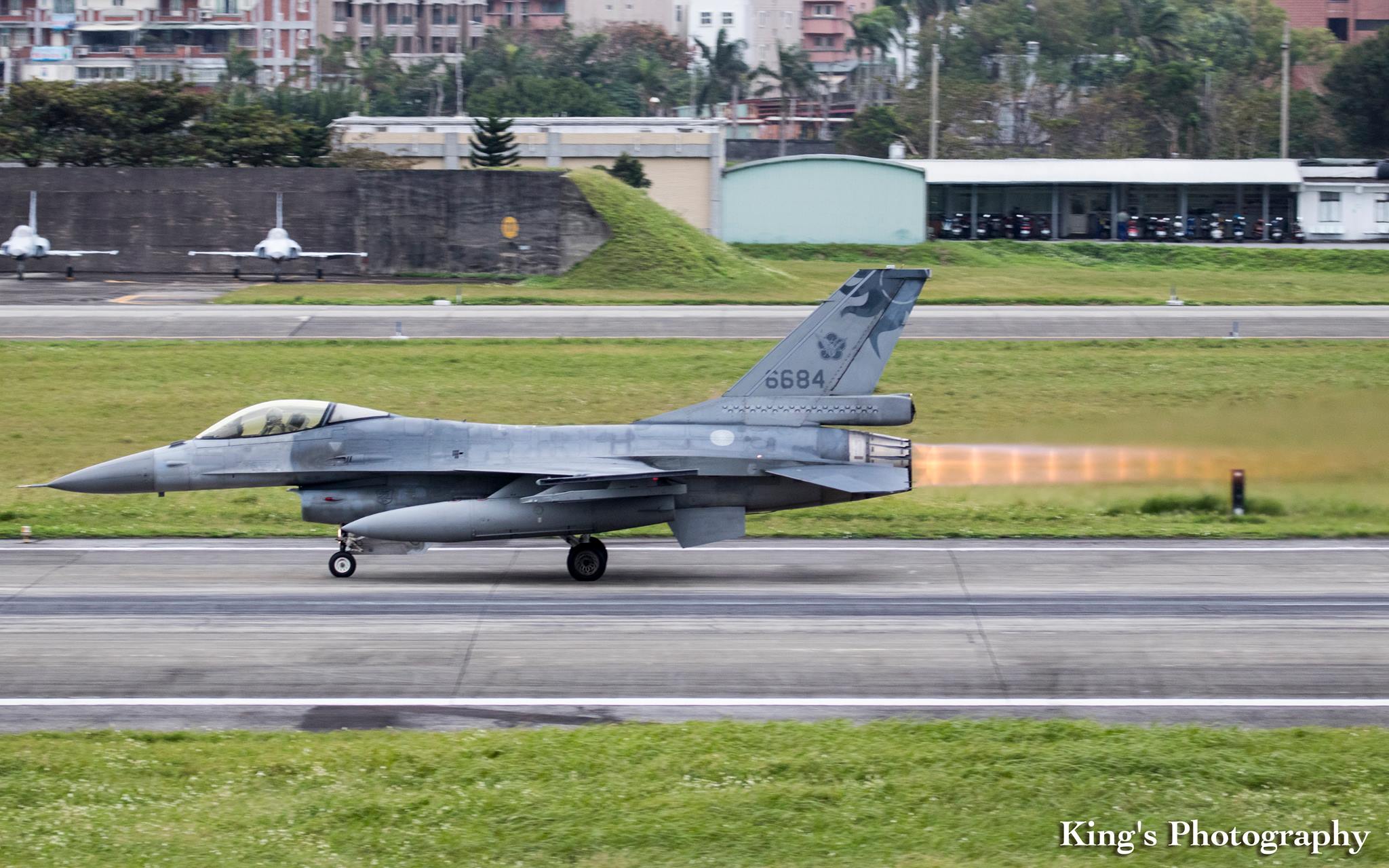 美國要求台灣增加國防預算壓力日增，圖為空軍F-16戰機。圖/國防部發言人臉書